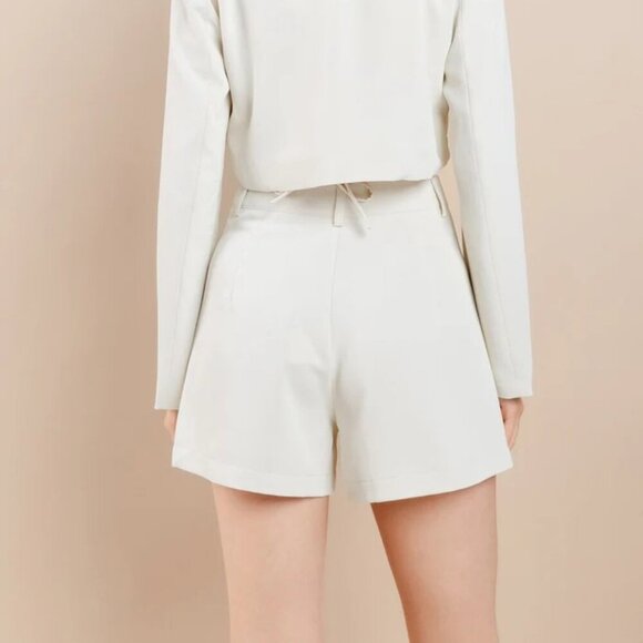 Wisteria Lane High Rise Pleated Shorts Women’s Size Medium Cream Tailored NWT - Picture 8 of 8